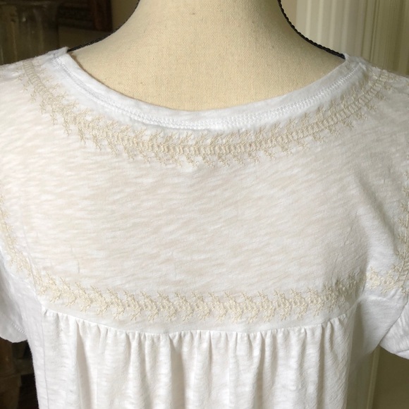 GAP Embroidered Tee w/ruffle cap sleeves - Picture 4 of 7